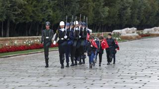 Iğdır'da Ata'ya saygı nöbetini canlandıran öğrenciler Anıtkabir'e getirildi