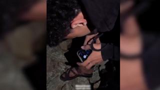 Enkaz altında kalan arkadaşını arayan Filistinli genç stresten ve soğuktan titriyor