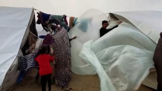 Han Yunus'taki Filistinliler barınaklarını korumak için kötü havayla mücadele ediyor