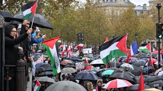 Fransa'da halk yağmura rağmen Gazze için sokağa indi