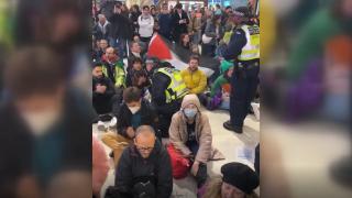 İngiliz polisi Filistin'e destek gösterisine müdahale etti