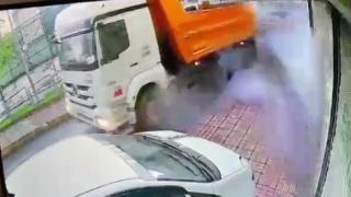 Kamyonun lastiğinin bomba gibi patladığı anlar kamerada
