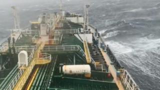 Karadeniz’de dalgalar 183 metrelik gemiyi beşik gibi salladı