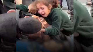 Gazzeli kız, öldürülen kardeşi için ağlayan diğer kardeşini teselli etti