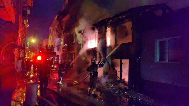 Elektrikli �s�t�c� devrildi, ev k�le d�nd�