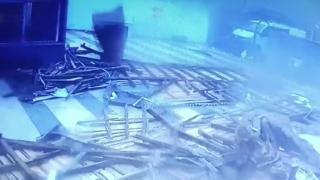 Fırtınada uçan çatı cami avlusuna düştü