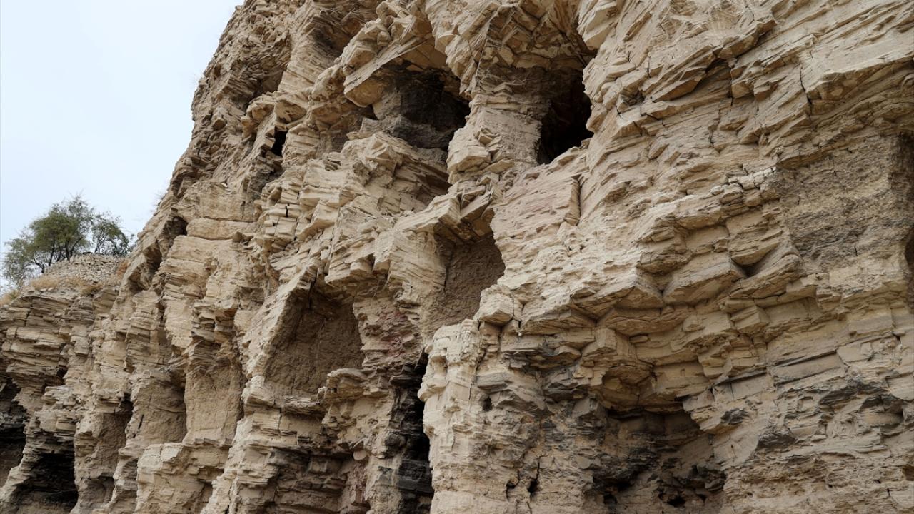 Tödürge Kaya Mağaraları ziyaretçileri ağırlıyor