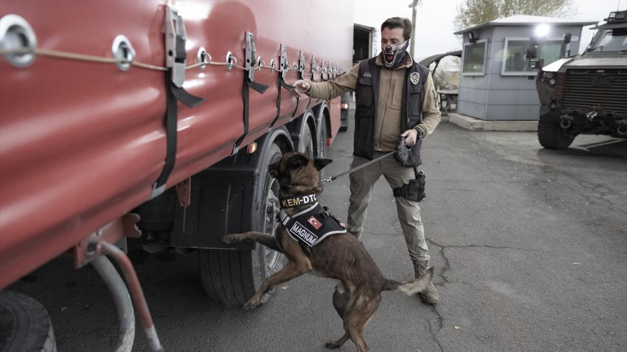 Şüpheli araçlar didik didik aranıyor