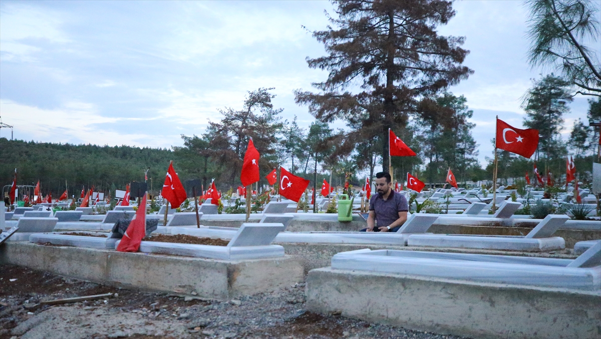 22 öğrencisini kimsesizler mezarlığından kurtardı