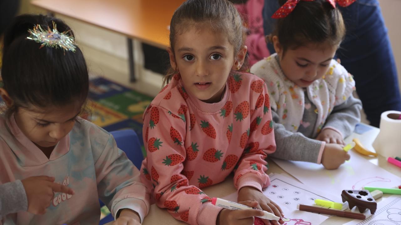 Konteynerdeki öğretmenler, okul öncesi çocuklara da destek oluyor