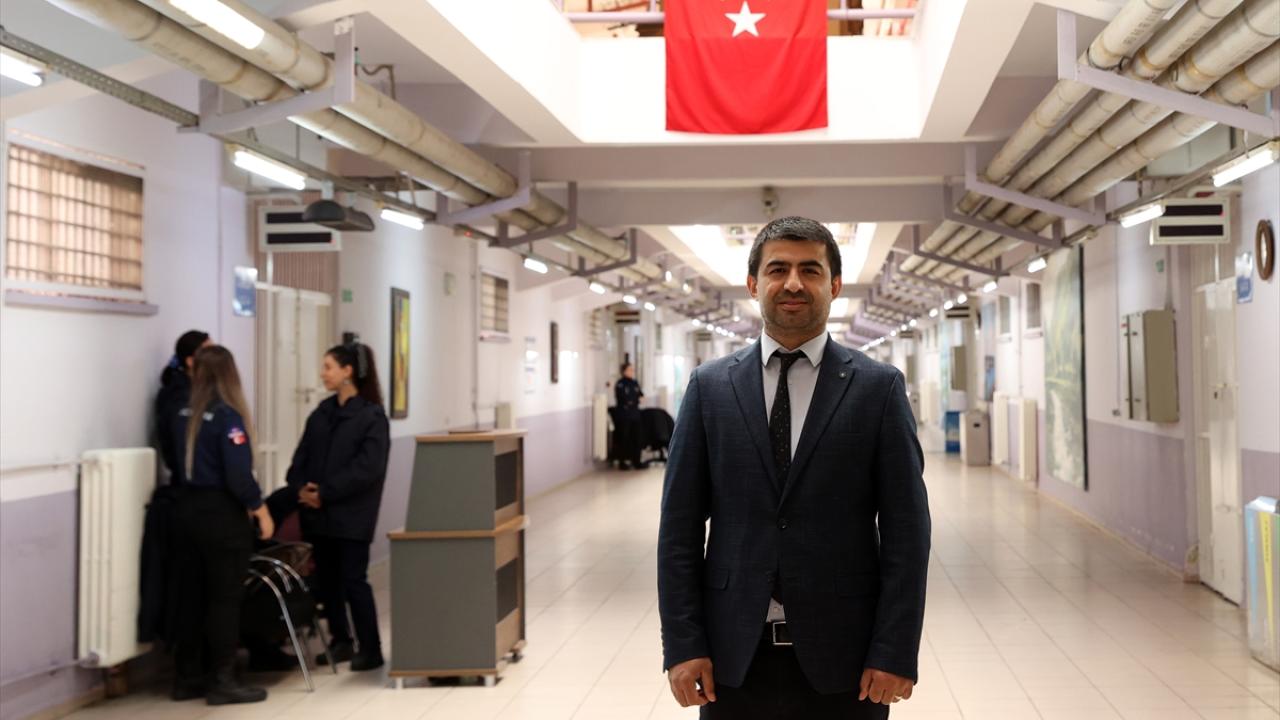 Parmaklıklar ardındaki hayatlara ışık oluyorlar