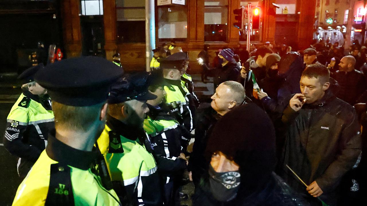Bıçaklama olayının ardından toplanan grup ile polis arasında gerginlik