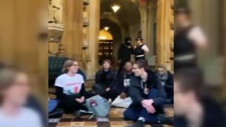 İngiltere parlamentosunda Gazze’de kalıcı ateşkes için oturma eylemi düzenlendi