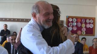 Emekli öğretmen yıllar önce mezun ettiği öğrencileriyle buluştu