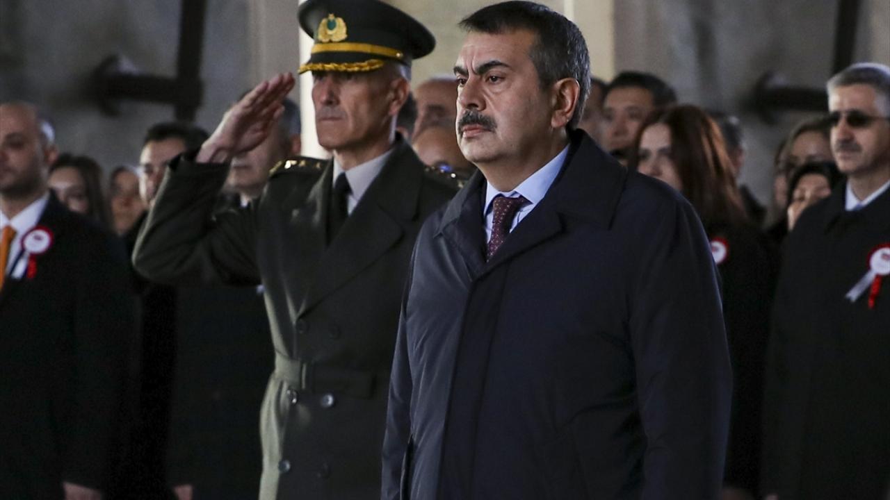 Daha sonra Misak-ı Milli Kulesi`nde Anıtkabir Özel Defteri`ni imzalayan Tekin, deftere şunları yazdı: