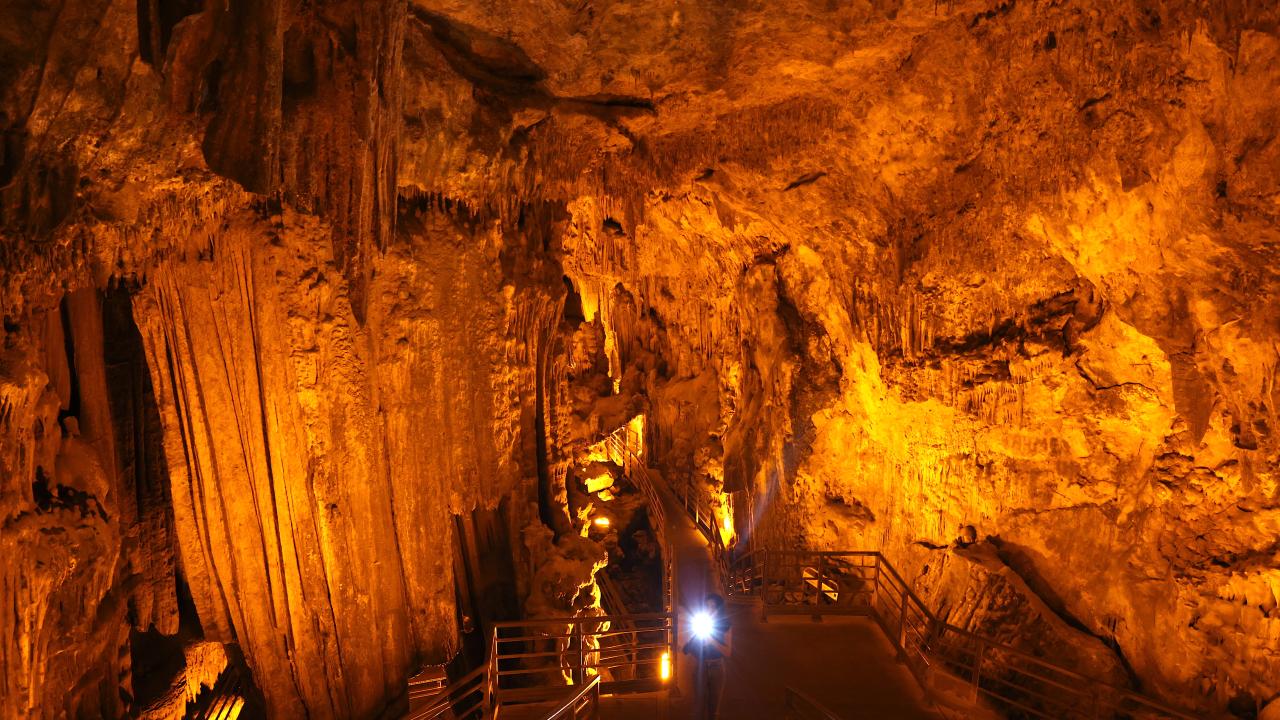 Duvarlarından akan suyun "şifasına" inanılıyor: Astım Mağarası