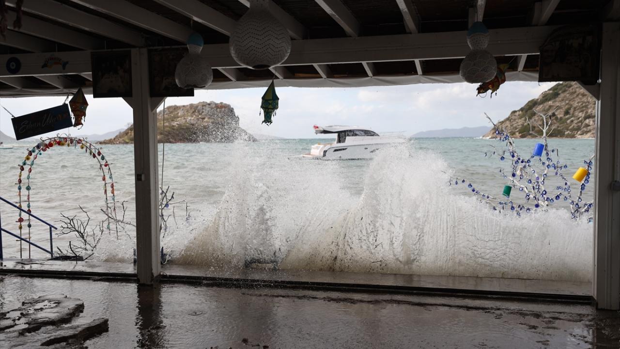 Muğla`da kuvvetli rüzgar ve sağanak yaşamı olumsuz etkiledi