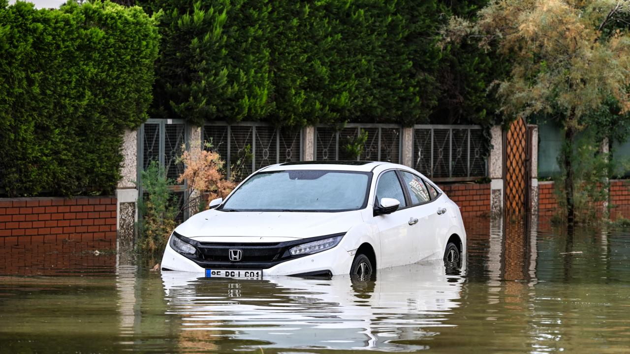 Büyükşehir Belediyesinin tüm personel ve ekipmanıyla halkın can ve mal güvenliğini sağlamak için özverili bir mücadele yürüttüğü vurgulanan açıklamada, şöyle denildi: