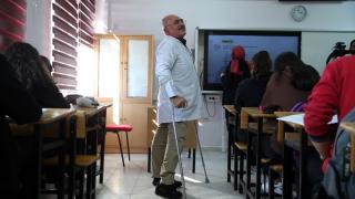 Yürüyerek gidemediği okul yolunda zorlukları aşıp öğretmen oldu