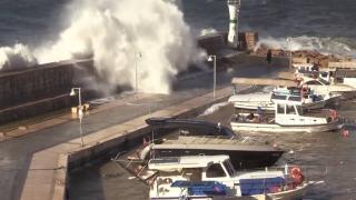 Dev dalgalar hayatı olumsuz etkiliyor