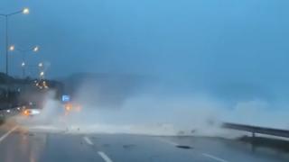 Rize’de dev dalgalar oluştu: Sahil yolunda zor anlar