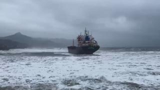 Hopa'da kuru yük gemisi karaya oturdu