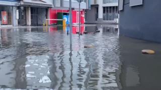 İzmir'de deniz taştı, sokaklar su altında kaldı