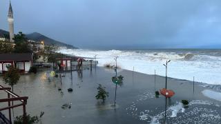 Karadeniz'de dalgalar sahil caddelerini suyla doldurdu
