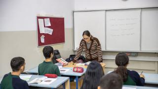 Okulda temizlik görevlisiyken öğretmen oldu