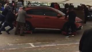 Pazar alanındaki aracı paletlerle sürüklediler