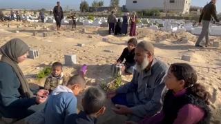 Gazzeliler İsrail'in öldürdüğü yakınlarının mezarlarına akın etti