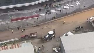 Sinirlenen operatör işçileri kepçeyle kovaladı