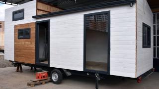 Devlet desteğiyle açtığı atölyede tekerlekli ve prefabrik ev üretiyor