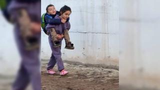 Kardeşinin ayakları çamur olmasın diye sırtında taşıdı