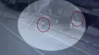 Fırtınanın savurduğu çatı iki kişiye böyle çarptı