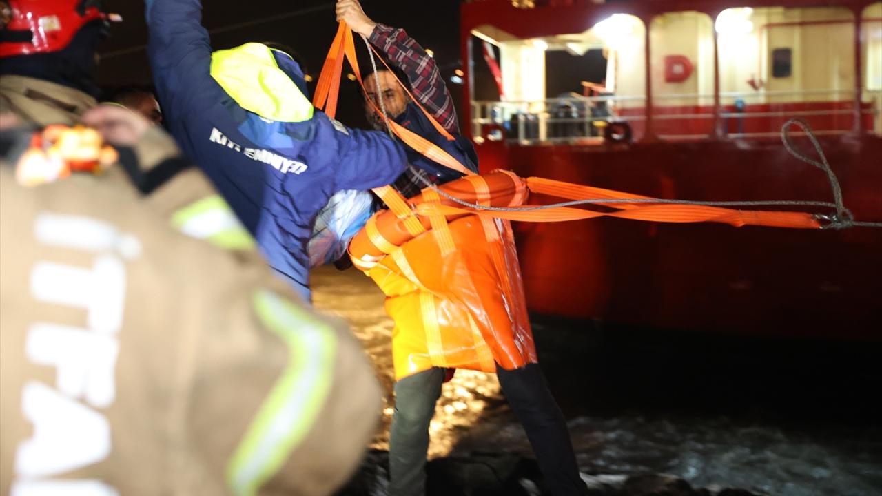 Gemide bulunan 12 kişi kurtarıldı