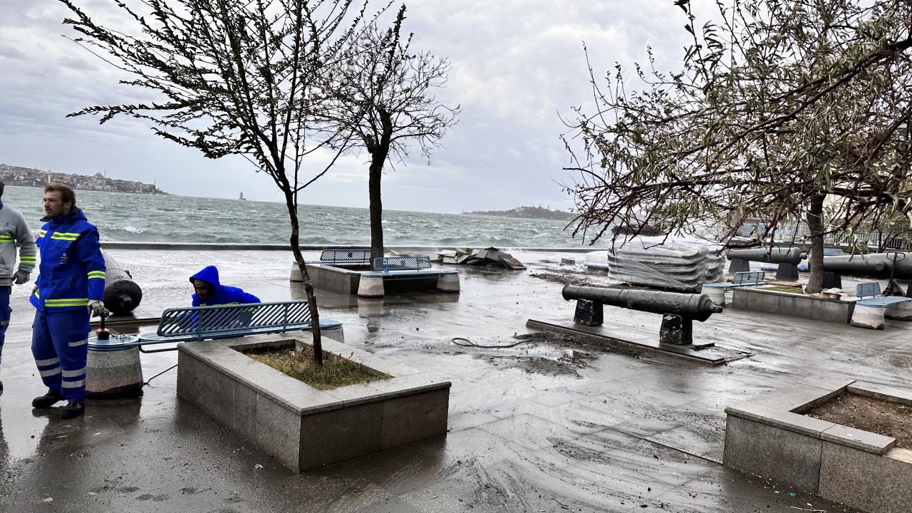 Fırtına ve yağış Silivri`de etkili oluyor