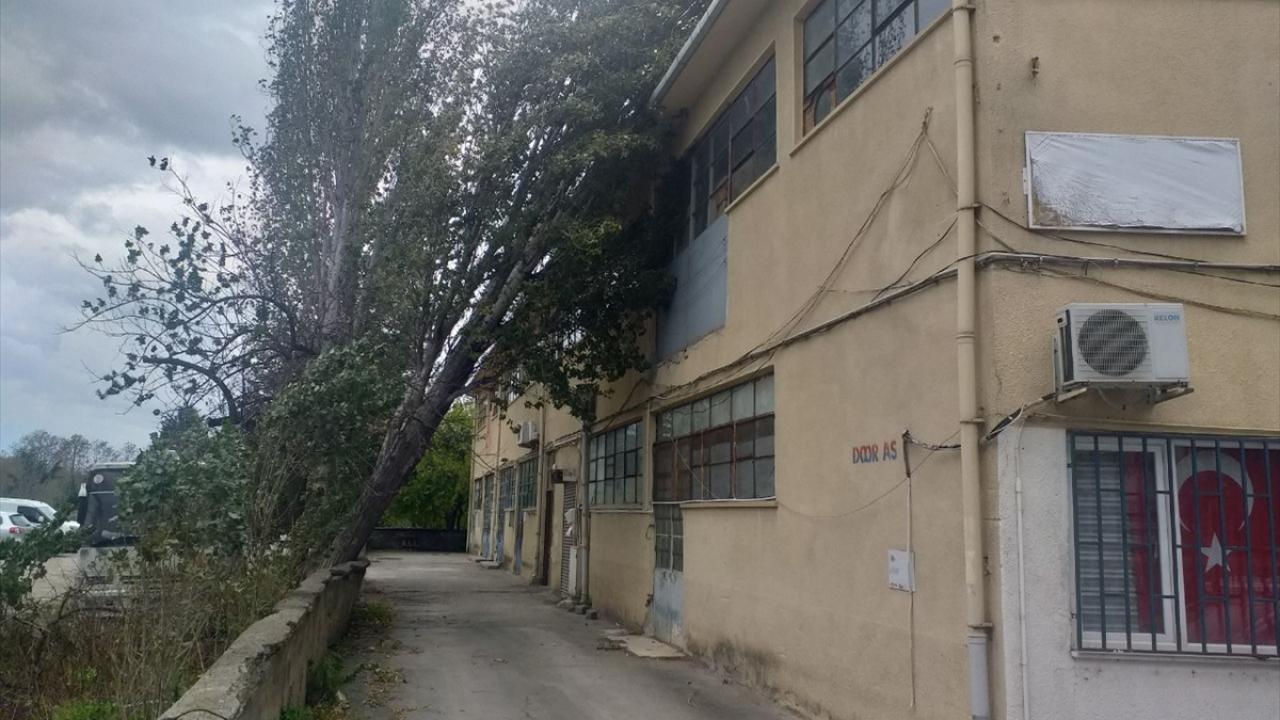 Şiddetli fırtına Anadolu Yakası`nda da etkili oldu