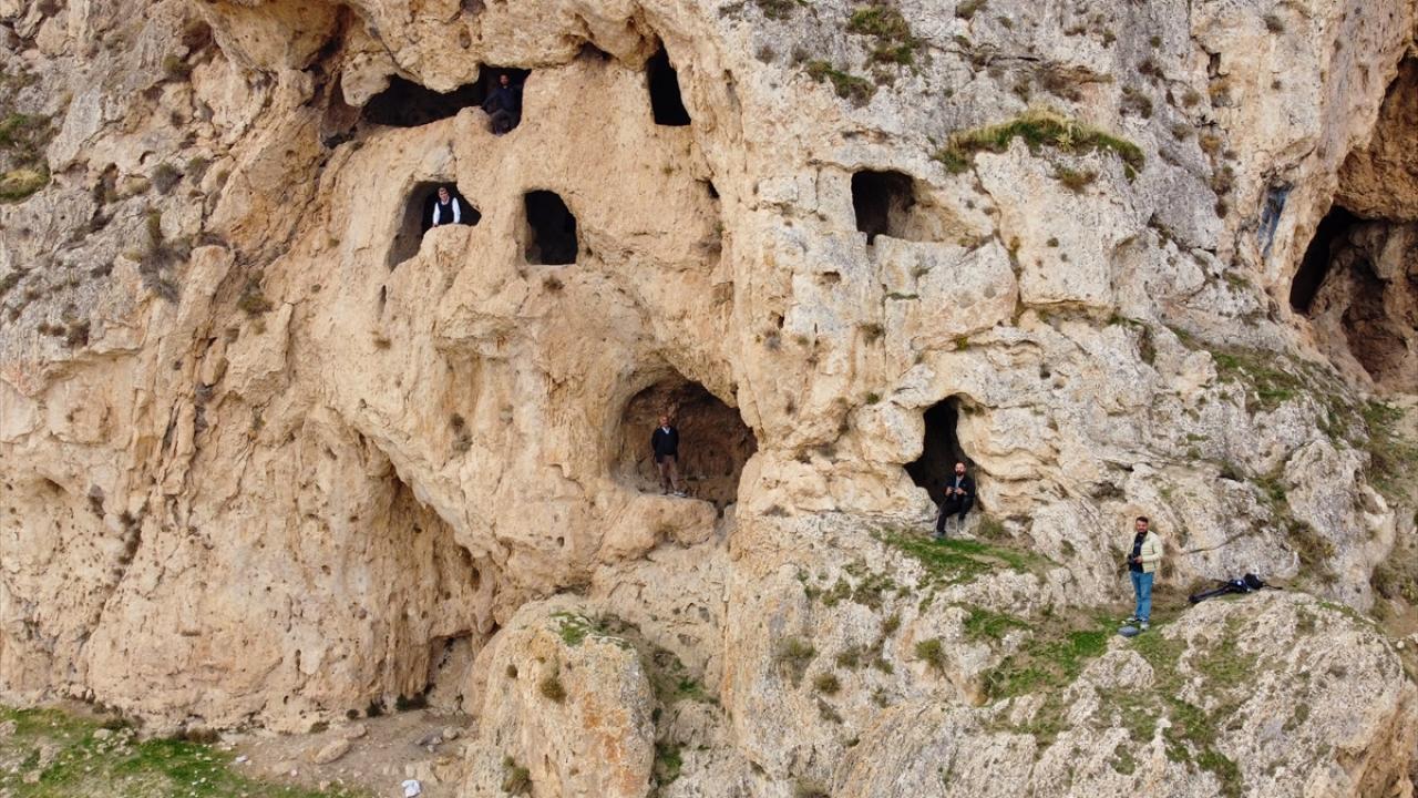Ana kayaya oyulmuş 3 katlı 8 odalı yaşam alanı arkeoloji meraklılarının dikkatini çekiyor