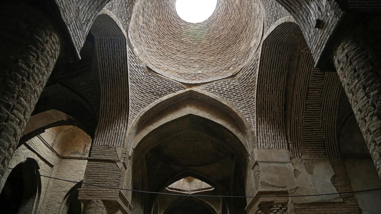 Kubbenin altında Sultan Melikşah ile Nizamülmülk`ün isimleri yazılı