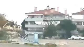 Asma köprü şiddetli yağıştan böyle yıkıldı