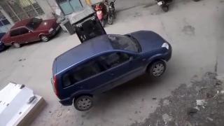 Yanlış park eden aracı forklift ile kaldırdı