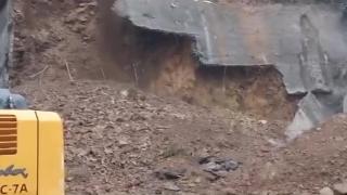 Eyüpsultan'da toprak kayması nedeniyle 3 gecekondu boşaltıldı