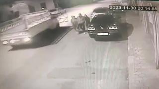 Yolda yürüyen kadına kamyonetin kapağı böyle çarptı