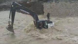 Mahsur kalan kepçe operatörü böyle kurtarıldı