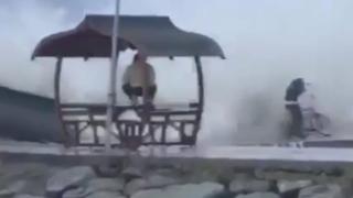 Sahilde fotoğraf çeken genci dalga vurdu