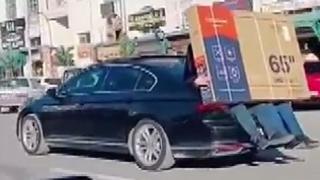 Bagaja sığmayan televizyonu böyle taşıdılar