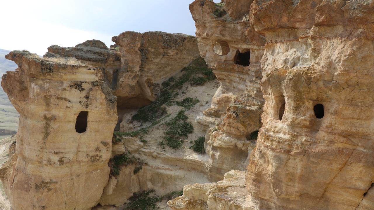 Kars`taki Ani Ören Yeri`nde 800`den fazla mağara bulunuyor