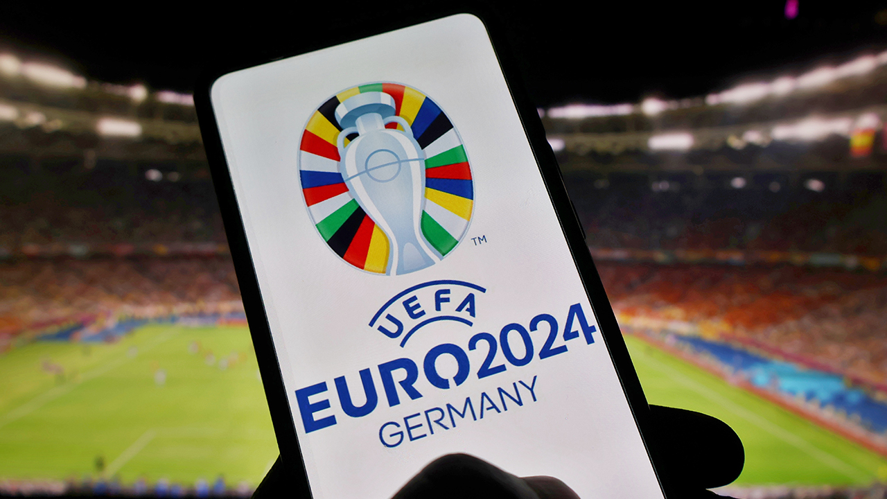 E Grubu: Belçika, Slovakya, Romanya, B yolu play-off galibi (İsrail, Bosna Hersek, Ukrayna, İzlanda)