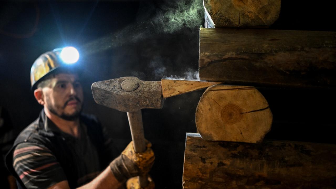 "Yer altında `baca sürer` gibi bina enkazında ilerledik"